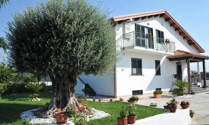 Santa Maria la Carita Bed & Breakfast | Delightful B&B Cascina Fiorita: Top Rated & Family Friendly
