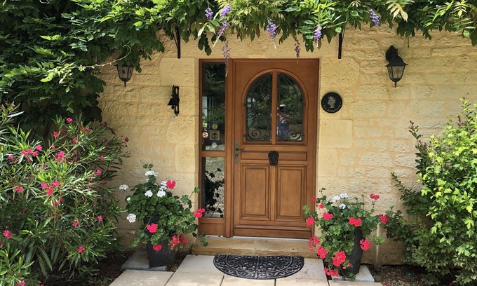 Domme Bed & Breakfast | Tranquil B&B Near Domme with Pool and Breakfast Options
