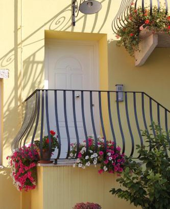 Ceraino Bed & Breakfast | Pet-Friendly B&B Corte Barbieri with Ocean View Dining
