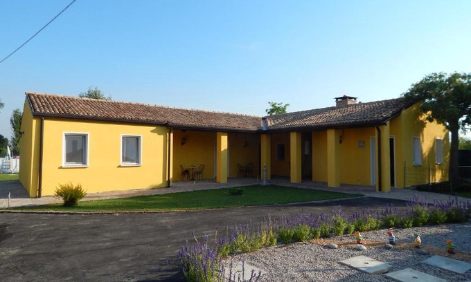 Taglio di Po Bed & Breakfast | Cozy B&B Corte Bolandina with Pool & Family-Friendly Amenities