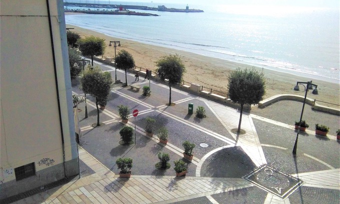 Crotone House | Oceanfront B&B "Déjà Vu" with Breakfast & Kitchen Access