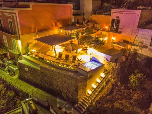 Ponza Bed & Breakfast | Idyllic B&B da Laura: Oceanfront Retreat with Hot Tub
