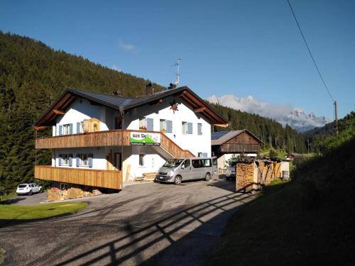 San Nicolo di Comelico Bed & Breakfast | Cozy B&B DeBy with E-Bike Rentals & Family-Friendly Features
