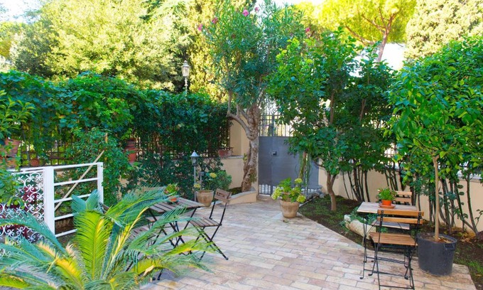 Monti Bed & Breakfast | Discover B&B Domus Aurea: 4-Star, Pet-Friendly Haven
