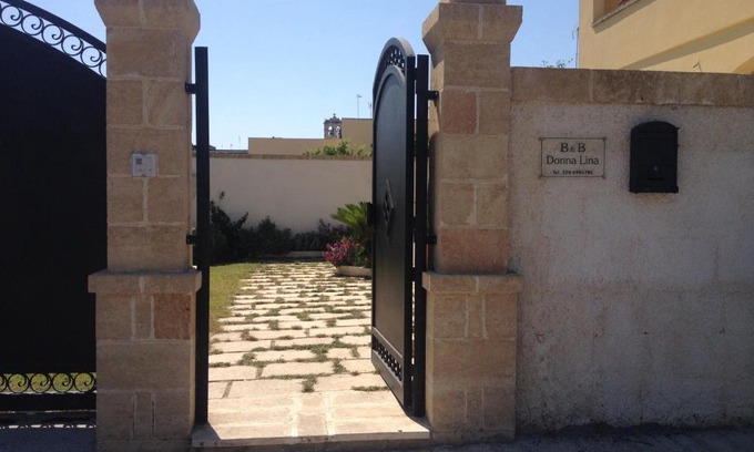 Vignacastrisi Bed & Breakfast | Relax at B&B DonnaLina: Oceanfront Oasis with Pool