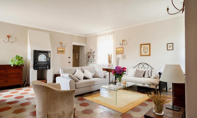 La Morra Bed & Breakfast | Stunning B&B Fior Di Farine: Oceanfront Retreat Awaits
