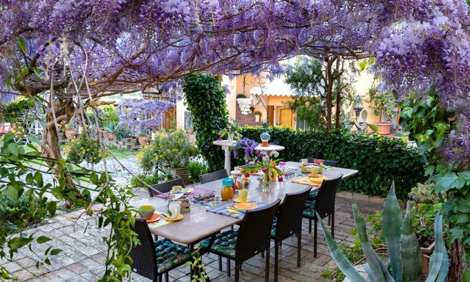 Montesicuro Bed & Breakfast | Oceanfront B&B Glicine with Breakfast & Child-Friendly Amenities