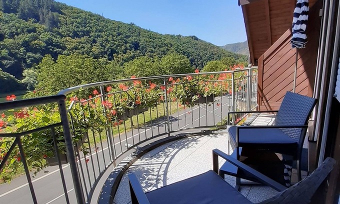 Ediger Apartment | Inviting B&B Haus Moselliebe: Balcony Room & River Views