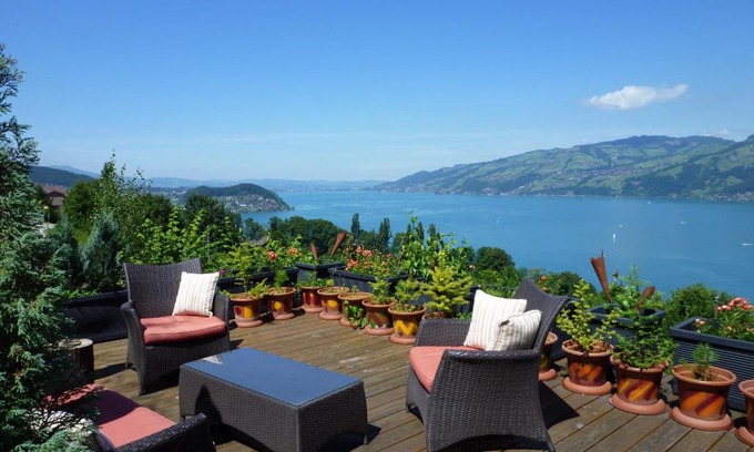 Krattigen Bed & Breakfast | B&B Haussener