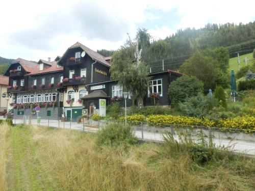 Spital am Semmering Hotel | Beautiful B&B Hotel das onkel fritz with Hot Tub & Kitchen