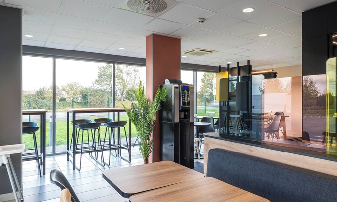 Laval Hotel | Comfortable B&B HOTEL Laval Ouest with Breakfast & Accessibility