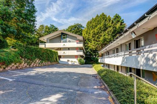Louveciennes Hotel | Pet-Friendly Retreat at B&B HOTEL Louveciennes
