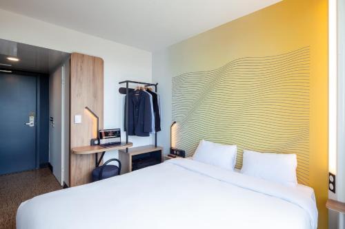 Quartier Atlantis Hotel | Convenient B&B HOTEL Massy Gare TGV with Family Amenities