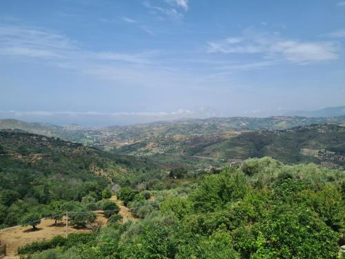 Laureana Cilento Bed & Breakfast | Enchanting B&B Il Borgo Incantato: Rated 9/10 & Family-Friendly
