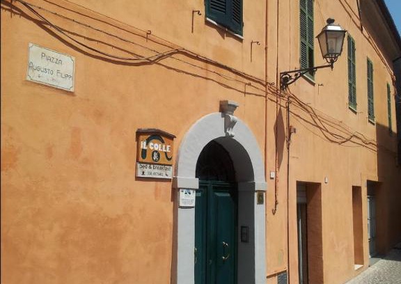 Serra San Quirico Bed & Breakfast | Discover B&B Il Colle: Pet-Friendly Retreat with Hot Tub