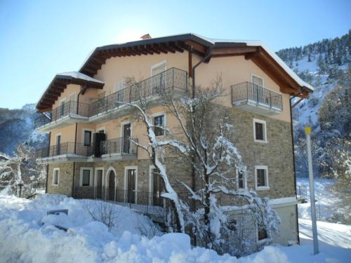 Roccaraso Bed & Breakfast | Discover B&B IL GHIRO: Family-Friendly Stay with Breakfast