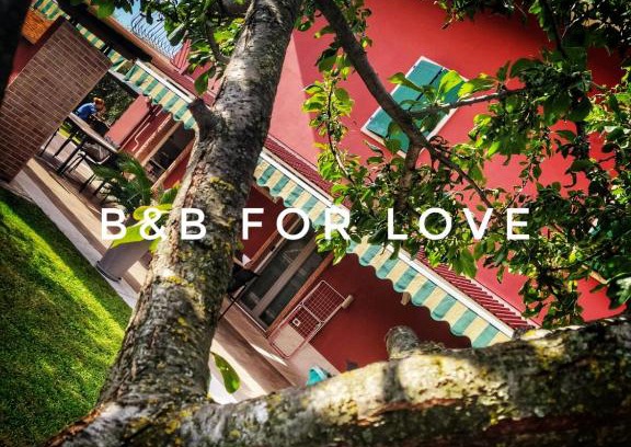 Colà Di Lazise Bed & Breakfast | Relax at B&B Il Tramonto: Family-Friendly with Pool Access