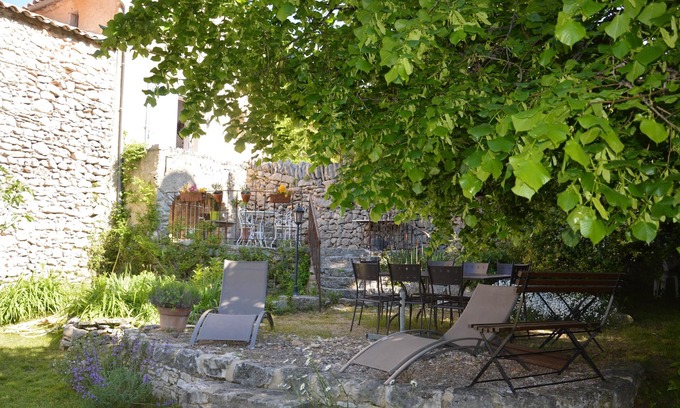 Monieux House | B & B in Hamlet house between the Ventoux and the plain