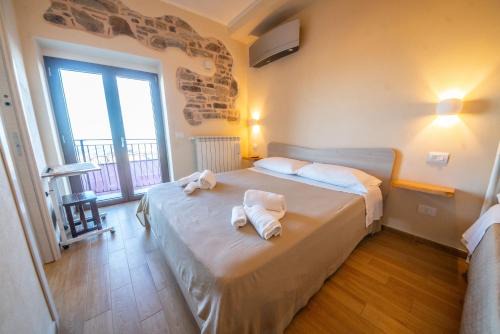 Albidona Bed & Breakfast | Enchanting La Dimora Romantica with Italian Views