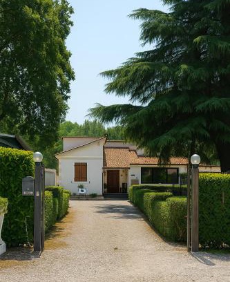 Orte Bed & Breakfast | Discover B&B La Quercia: Pet-Friendly Stay with Hot Tub