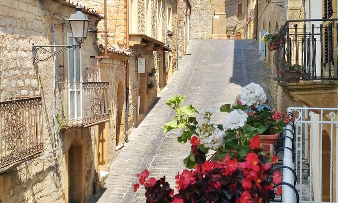 Aidone Bed & Breakfast | Guest Rated 10/10 at B&B Le Giare with Breakfast Included