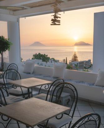 Santa Marina Salina Bed & Breakfast | Scenic B&B Le Sette Vele Da Riccardo with Breakfast & Ocean View