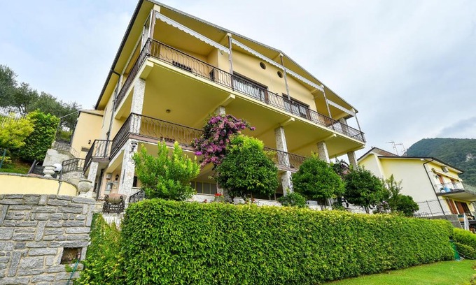 Roe Volciano Bed & Breakfast | Pet-Friendly Retreat at B&B Le Terrazze su Salò – 9.5/10