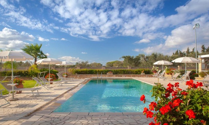 Trepuzzi Bed & Breakfast | Guest-Rated B&B Lucamaria with Oceanfront Pool & Hot Tub