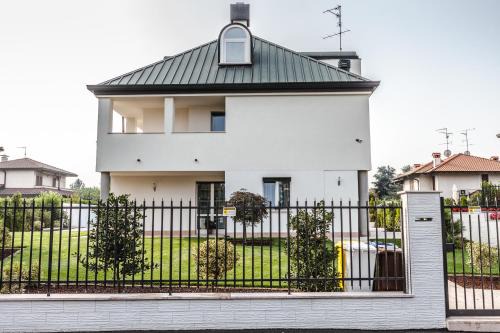 Mazzo House | Elegant Retreat at B&B Luxury Italian House with Hot Tub
