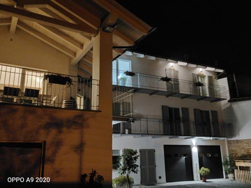 Vezza d'Alba Bed & Breakfast | Elegant B&B Madonna degli Airali with Breakfast and Dining