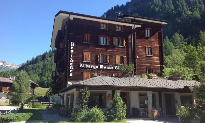 Formazza Bed & Breakfast | Charming B&B Monte Giove Formazza: Family-Friendly Retreat