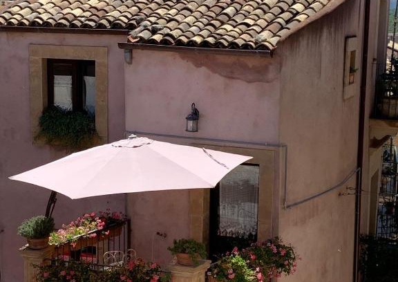 Licodia Eubea Bed & Breakfast | Pet-Friendly B&B Mugnos Charme Living with Top Guest Ratings