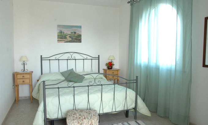Ortelle Bed & Breakfast | Idyllic B & B in Tranquil Countryside with Ocean View