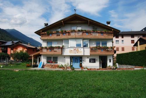 Monclassico Bed & Breakfast | Charming B&B Nido Delle Aquile: Family-Friendly Retreat