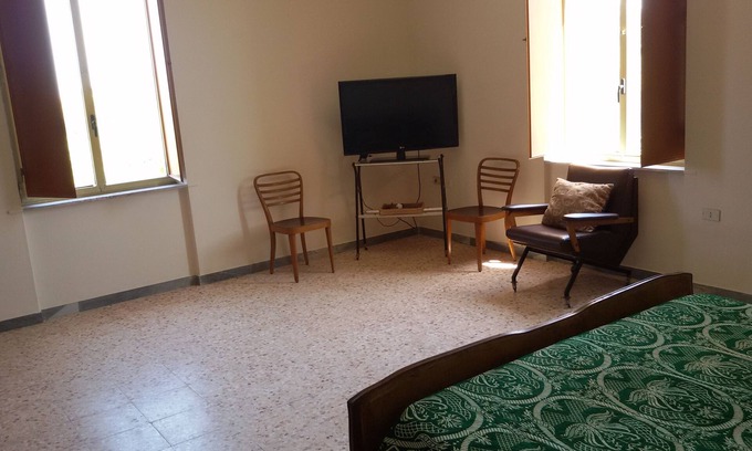 Amica Bed & Breakfast | Budget-Friendly B&B Oliveto Longo with Family Amenities