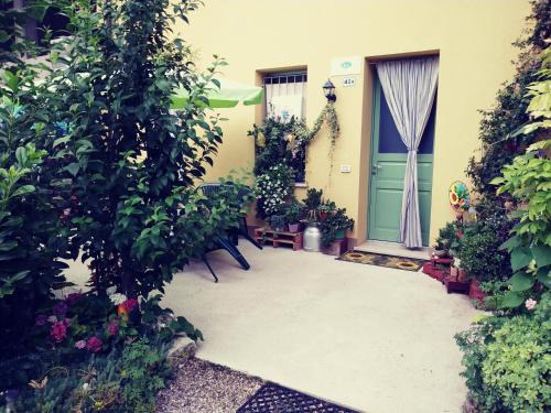 Valeggio sul Mincio Bed & Breakfast | Guest Rated 10/10 at B&B Peschi in Fiore - Family Friendly!