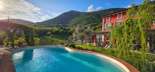 Caprino Veronese Bed & Breakfast | Idyllic B&B Poggio Caiar with Ocean View and Hot Tub