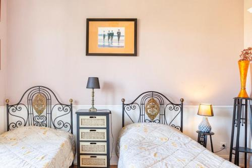 Ameal House | Cozy B&B Quarto Violeta with Fireplace for Pet Lovers