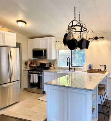 Cool House | Relax at B-B Ranch Cottage with Oceanfront Hot Tub Escape