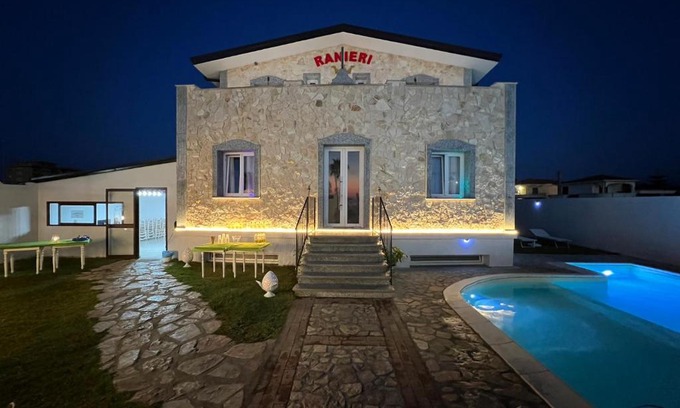 Gioia Tauro Bed & Breakfast | Relax at B&B Ranieri: Oceanfront Bliss with Pool & Dining