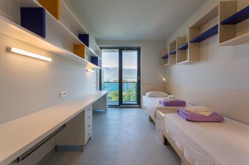 Split Hostel | Cozy Hostel BB: Oceanfront Oasis with Pool & Breakfast