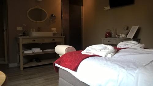 Hamont Bed & Breakfast | Discover B&B Rosteline: Family-Friendly with Pool Access