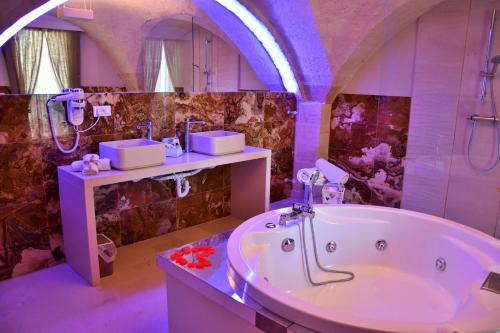 Gravina in Puglia Bed & Breakfast | Relax at B&B Sul Ponte: 4-Star Retreat with Hot Tub