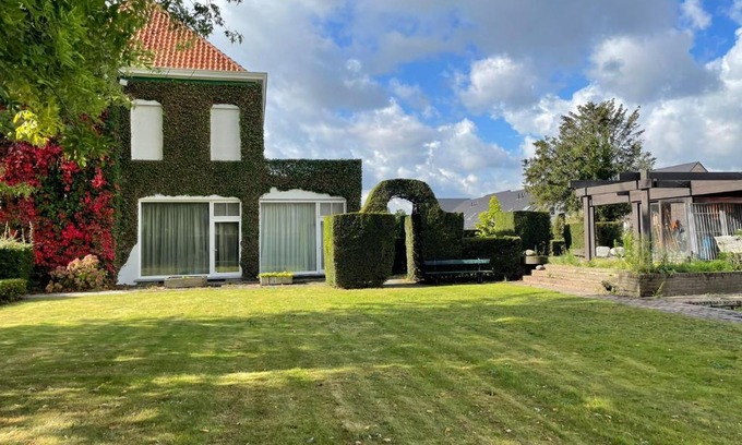 Wielsbeke Bed & Breakfast | Cozy B&B The White House: Child-Friendly Stay with Breakfast