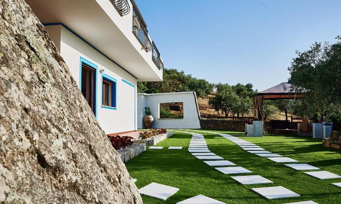 Dorgali House | Discover B&B Tiscali: Oceanfront Retreat with Pool & Dining