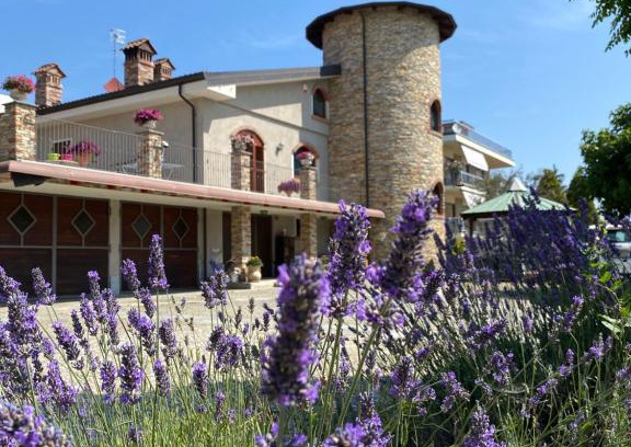 Carru Bed & Breakfast | Pet-Friendly B&B Torre in Langa - Rated 9.1/10 by Guests