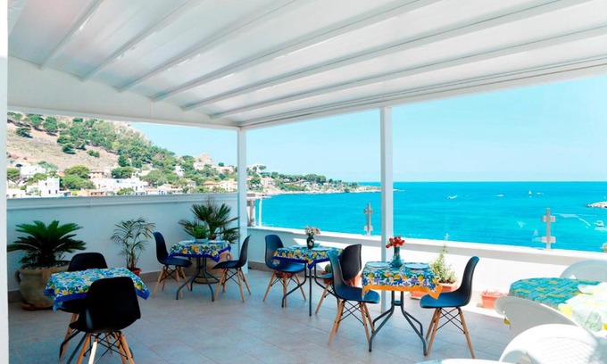 Sferracavallo Bed & Breakfast | Cozy Retreat at B&B Una Terrazza sul Golfo di Sferracavallo