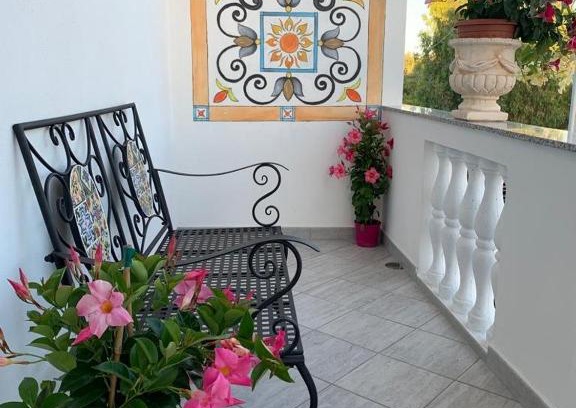 Jonadi Bed & Breakfast | Welcoming B&B Via del Sole: Pet-Friendly & Breakfast Included