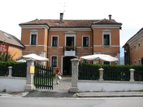 Santa Croce Bed & Breakfast | Cozy B&B Villa al Lago: Pet-Friendly with Great Amenities