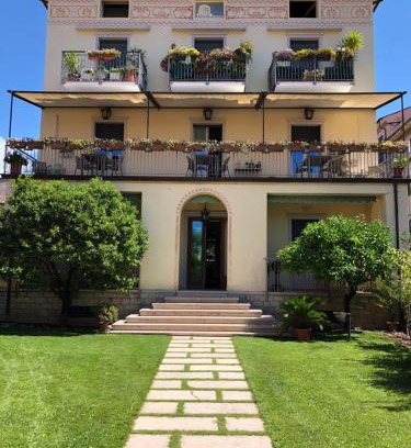 Garda Bed & Breakfast | Beautiful B&B Villa Dall'Agnola with Pool & Family Amenities